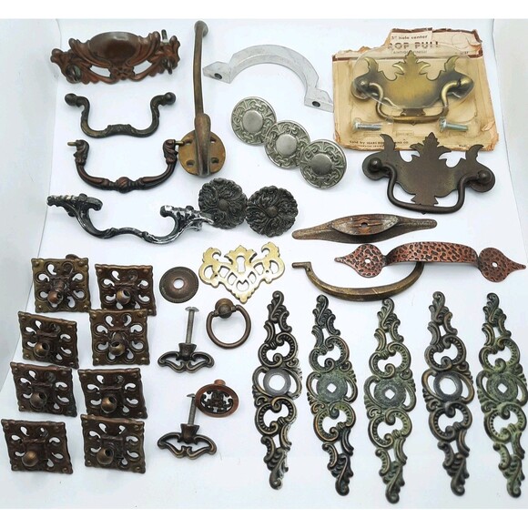 Lot Of Vintage Brass Handles Pulls Knobs Keyhole Accent Antique Estate Decor - Picture 1 of 2